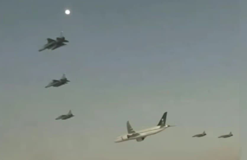 Momen Jet-Jet Tempur Pakistan Bentuk Perisai Lindungi Pesawat Delegasi Iran dari Seragan Israel