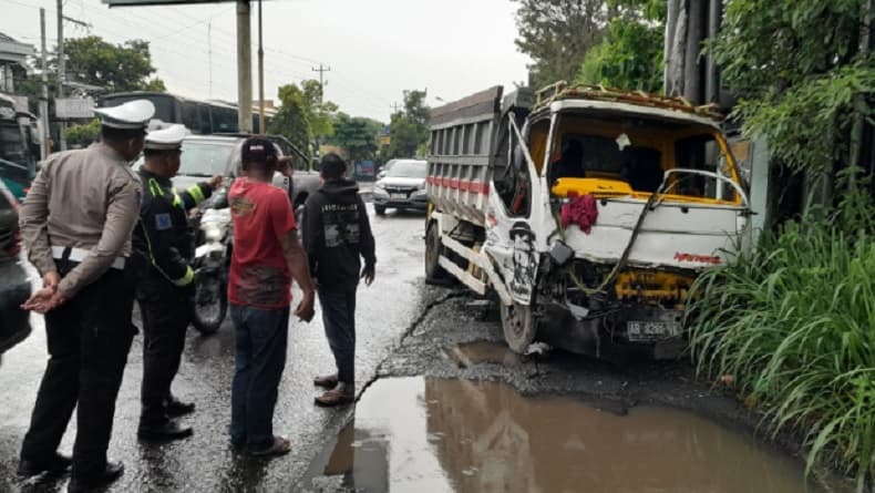 Truk Pasir Rem Blong Tabrak Truk Tronton di Sukoharjo, Sopir Terjepit Kabin Ringsek