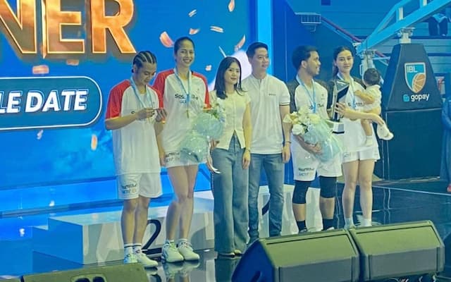 Valencia Tanoesoedibjo Serahkan Piala Juara Sportstive+ Badminton ke Thariq Halilintar dan Aaliyah Massaid 