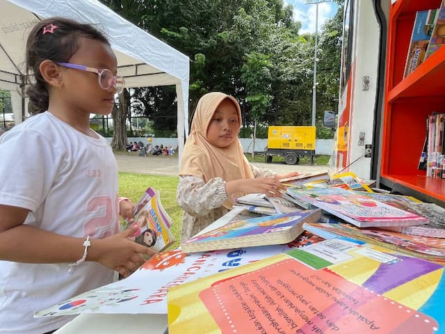 Potret Keseruan Lebaran Betawi 2026, Bocah Asyik Baca Buku!