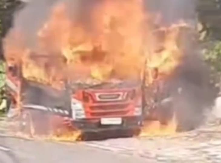 Ngeri! Minibus L300 Angkut 22 Emak-Emak di Jember Terbakar, Penumpang Panik Berhamburan