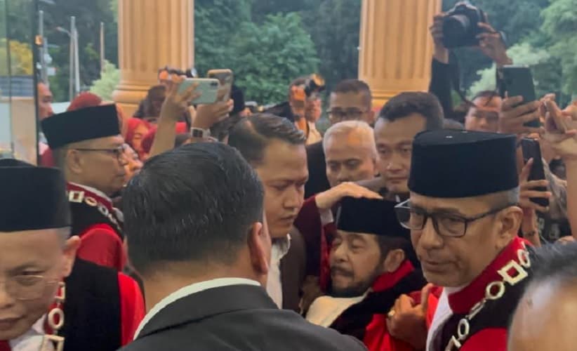 Anwar Usman Pingsan usai Wisuda Purnabakti di MK, Dibopong Saldi Isra dan Guntur Hamzah Anwar Usman Pingsan usai Wisuda Purnabakti di MK, Dibopong Saldi Isra dan Guntur Hamzah