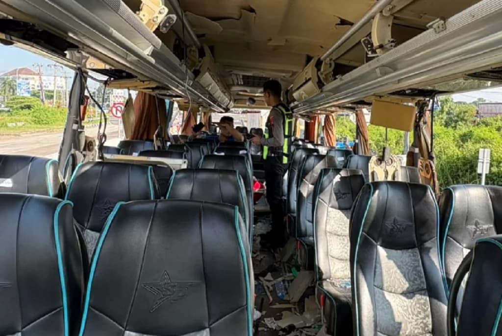 Mencekam! Bus Rombongan Bonek Meledak di Tol Tegal, 4 Suporter Luka-luka