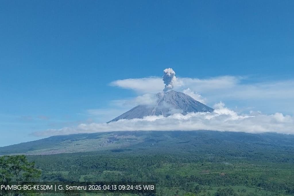 Gunung Semeru Meletus, Abu Vulkanis Menyembur Setinggi 1 Km ke Langit