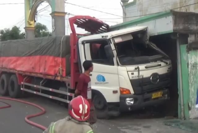 Kecelakaan di Jombang, Truk Tronton Seruduk Pikap hingga Masuk Rumah, 1 Luka
