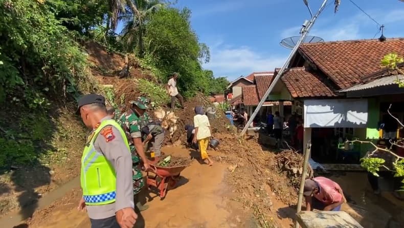 Hujan Deras, Tebing Longsor di Cilacap Putus Akses Jalan Penghubung Desa