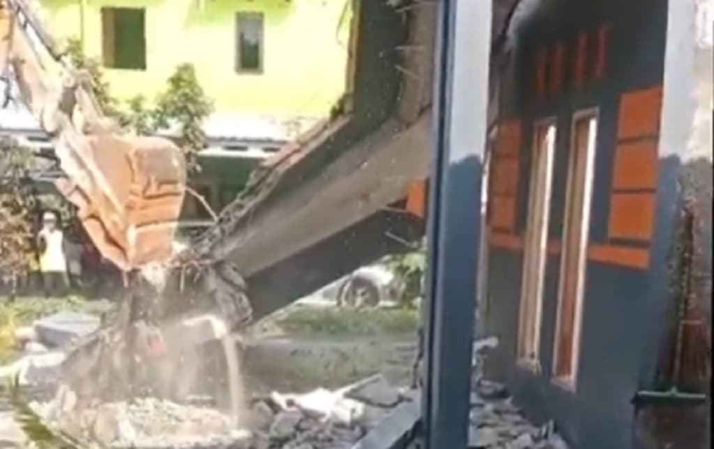 Ngenes! Gagal Nikah usai 8 Tahun Pacaran, TKW di Ngawi Bongkar Rumah Hasil Nabung