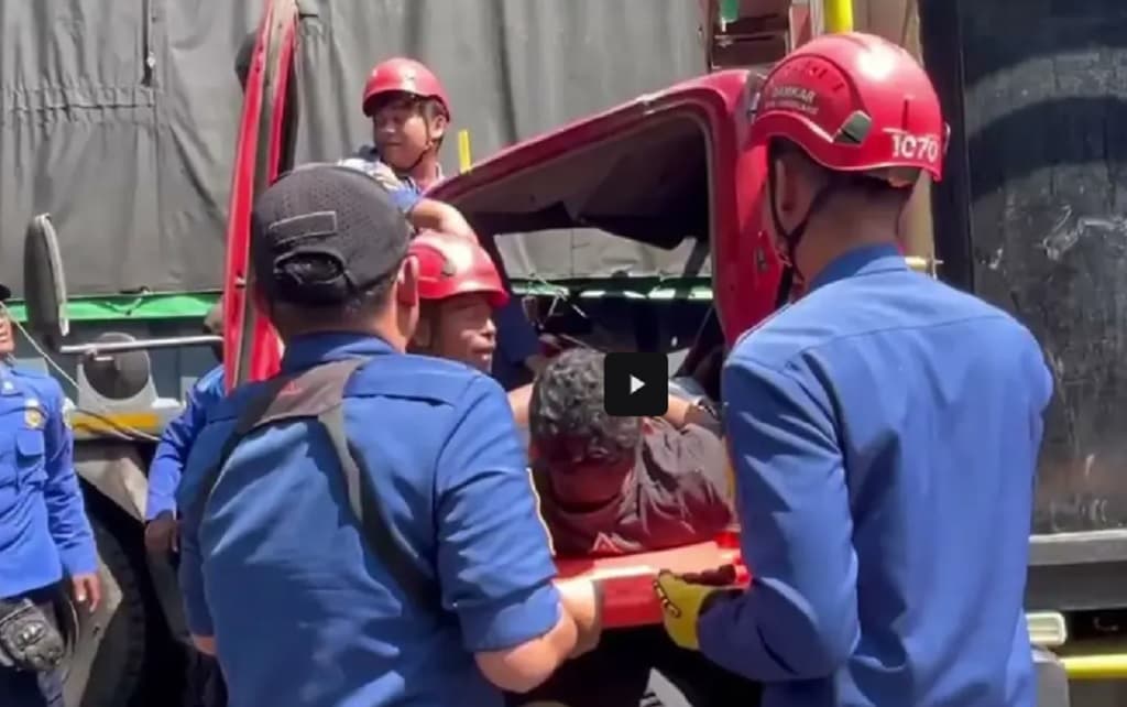 Kecelakaan 2 Truk Adu Banteng di Magelang, Sopir Terjepit Kabin 