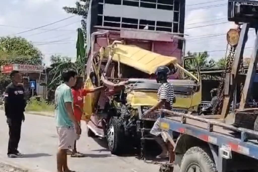 Kecelakaan 2 Truk Adu Banteng di Grobogan, 5 Orang Luka Berat