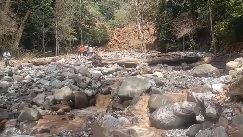 Longsor Bukik Malalo Tutup Aliran Sungai, Warga Tanah Datar Khawatir Banjir Bandang