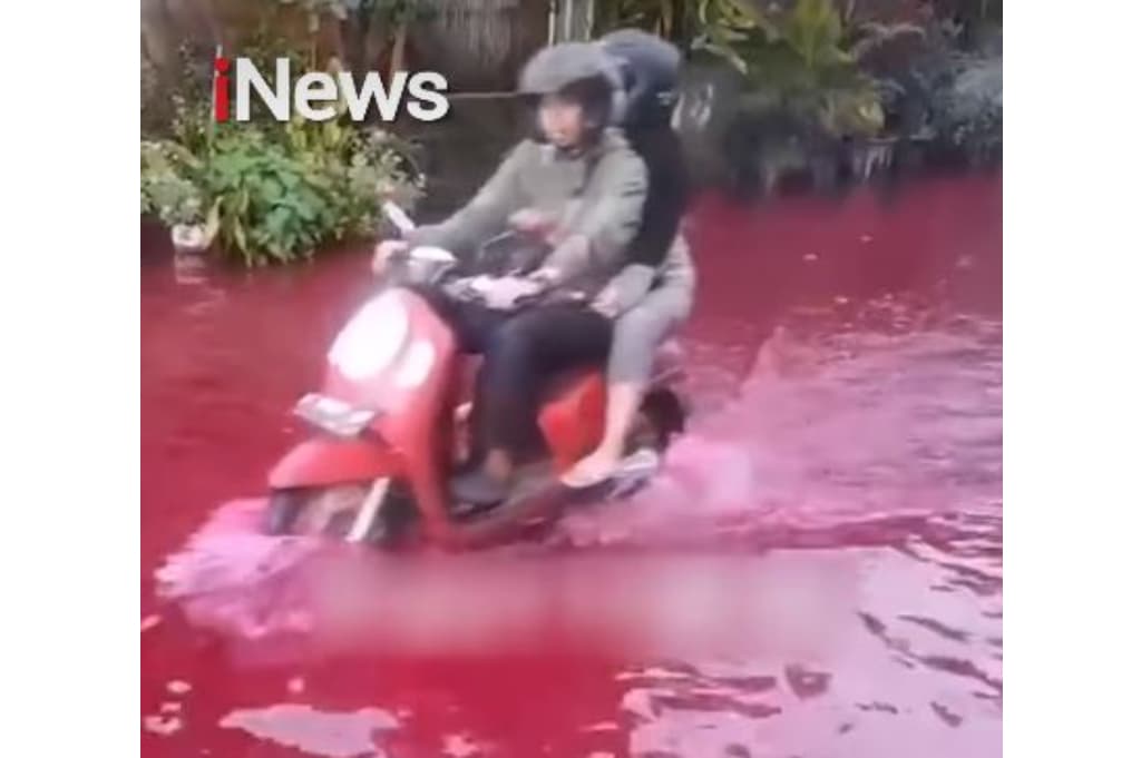 Solo Geger! Banjir Aneh Airnya Berwarna Merah, kok Bisa?