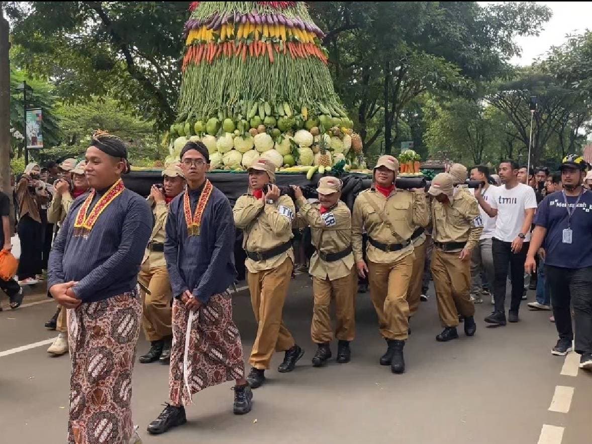Serunya Arak-arakan Gunungan di HUT ke-51 TMII, Pengunjung Antusias Berebut Hasil Bumi