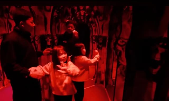 Aletha Abew Coba Labirin Kaca, Berujung Main Tebak-tebakan Hantu