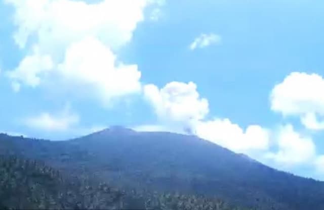 Gunung Ibu 6 Kali Meletus Hari Ini, Muntahkan Abu Vulkanik 600 Meter