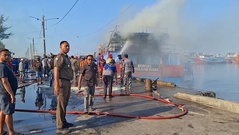 Kapal Motor Terbakar Saat Tunggu Kiriman BBM di Pelabuhan Mayangan Probolinggo