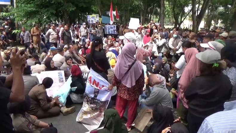 Bantuan Tak Merata, Korban Banjir Demo di Kantor Bupati Langkat