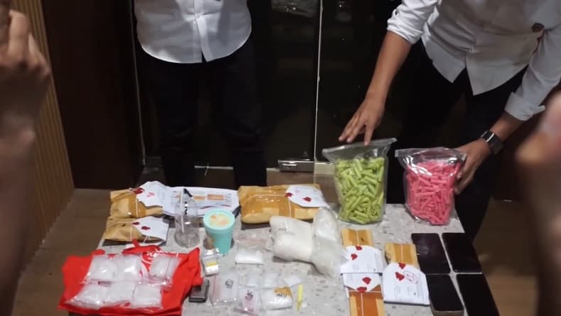 Sabu 1 Kg Disamarkan dalam Kemasan Camilan, 3 Kurir Ditangkap di Halte Bus Makassar