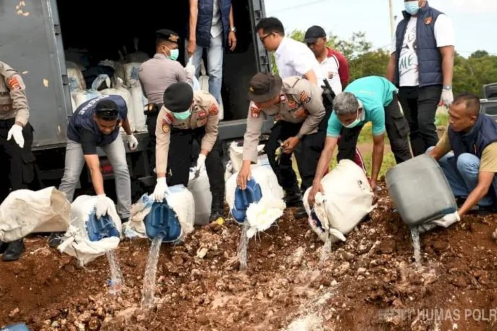 Tegas! Polda NTT Musnahkan 6.381 Liter Miras Ilegal Hasil Operasi