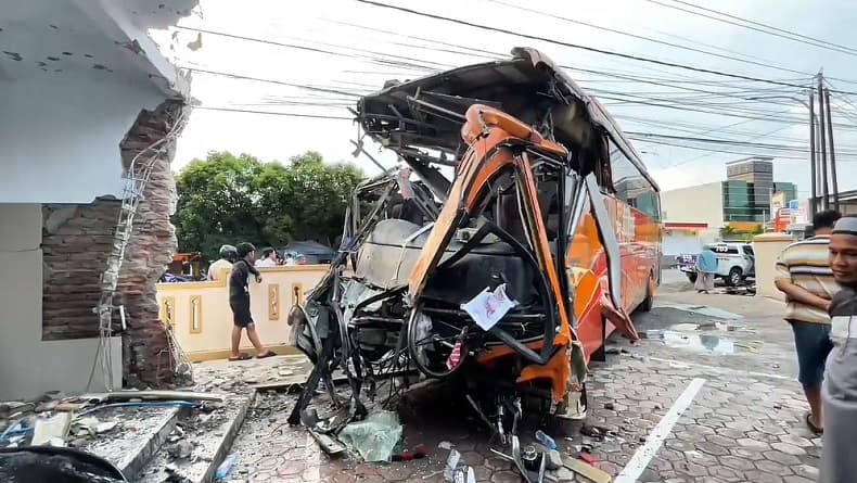 Kecelakaan Bus dan Truk Tangki di Luwu, 1 Orang Tewas 5 Luka