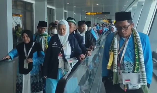 Momen Haru 760 Jemaah Calon Haji Embarkasi Surabaya Bertolak ke Tanah Suci