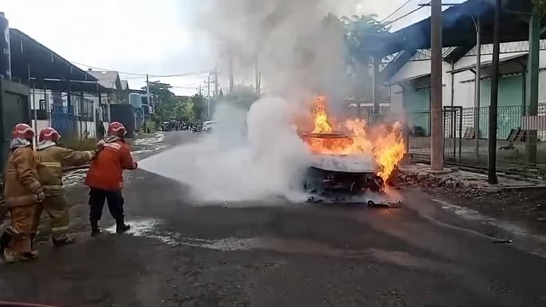 Mobil Listrik Hangus Terbakar di Gresik, Picu Kepanikan Pengguna Jalan
