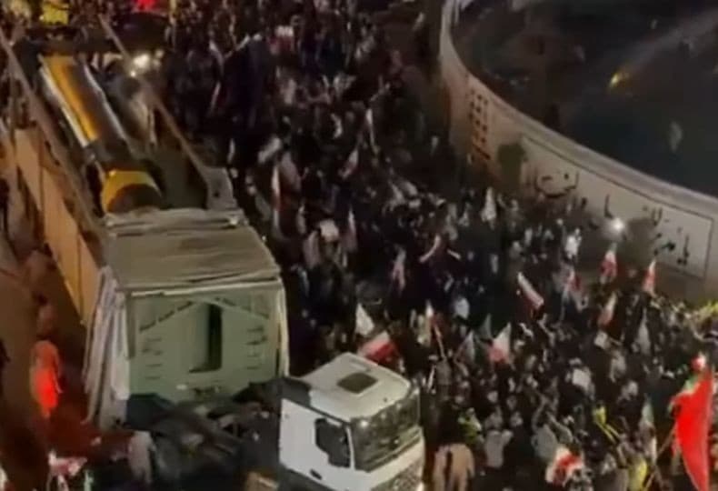 Unjuk Kekuatan, Iran Pamer Rudal Khorramshahr-4 di Tengah Ribuan Demonstran