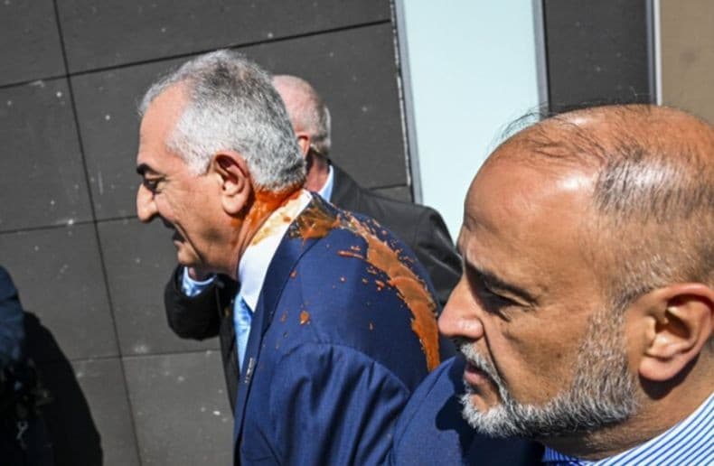 Tokoh Oposisi Iran Reza Pahlevi Disiram Cat Merah saat Konferensi Pers di Jerman