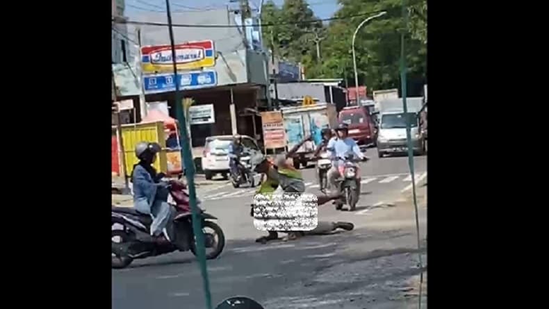 Viral! Gegara Masalah Sif Jaga, Pak Ogah Duel di Tengah Jalan Parepare
