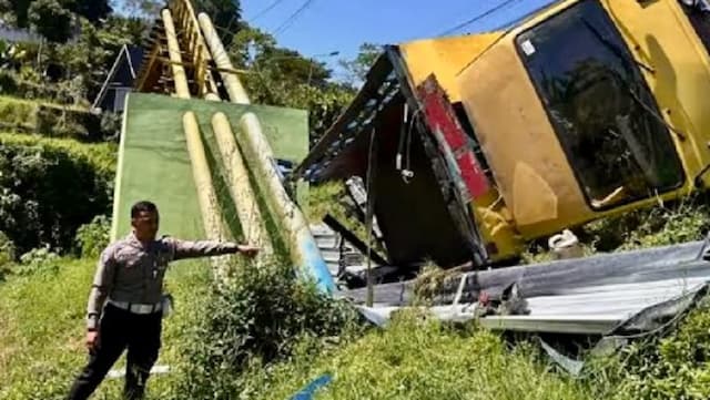 Kecelakaan di Kota Batu, Truk Gagal Menanjak Terjun ke Jurang 