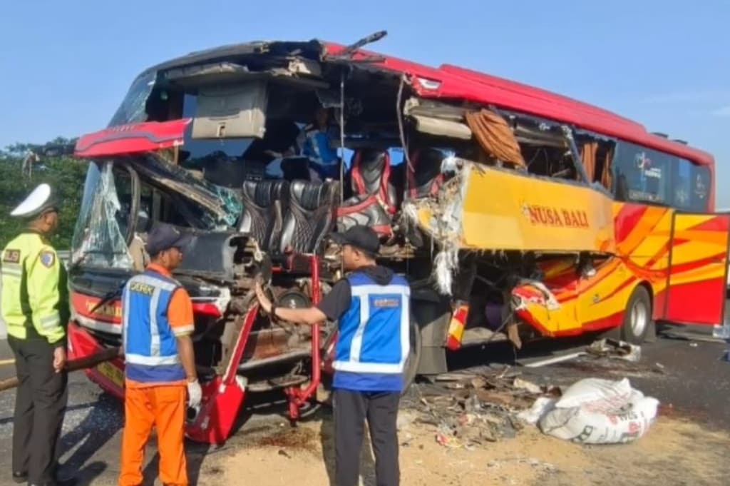 Kecelakaan Bus Tabrak Truk di Tol Gempol-Pasuruan, Belasan Penumpang Terluka