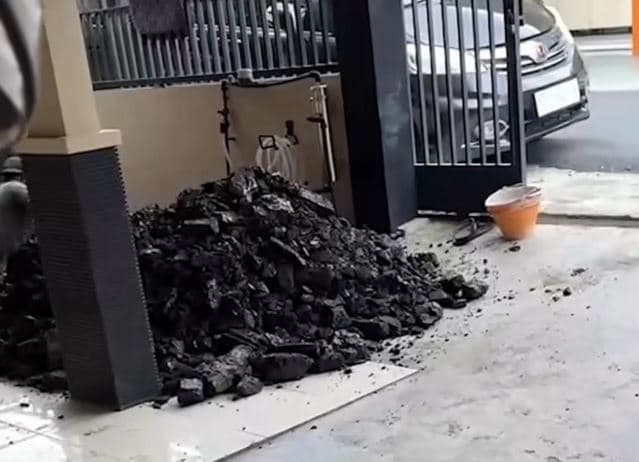 Viral Warga Samarinda Kaltim Temukan Lapisan Diduga Batu Bara saat Gali Septic Tank