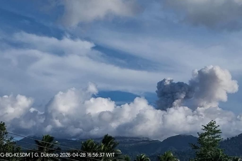 Gunung Dukono Meletus Sore Ini, Kolom Abu Capai 750 Meter ke Langit