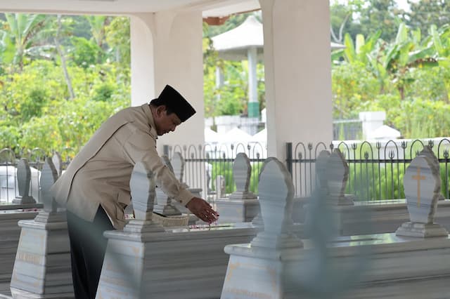 Kunker ke Banyumas, Prabowo Sempatkan Ziarahi Makam Kakeknya Margono Djojohadikusumo