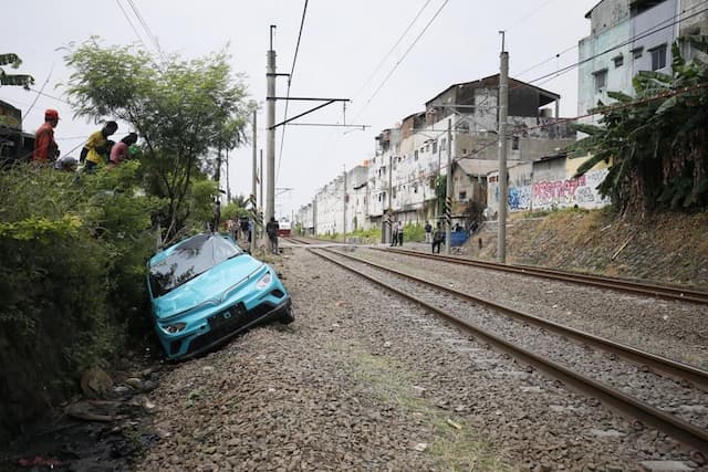 Kronologi Sopir Taksi Online Bisa Selamat dari Tabrakan KRL di Perlintasan Sebidang Bekasi Timur