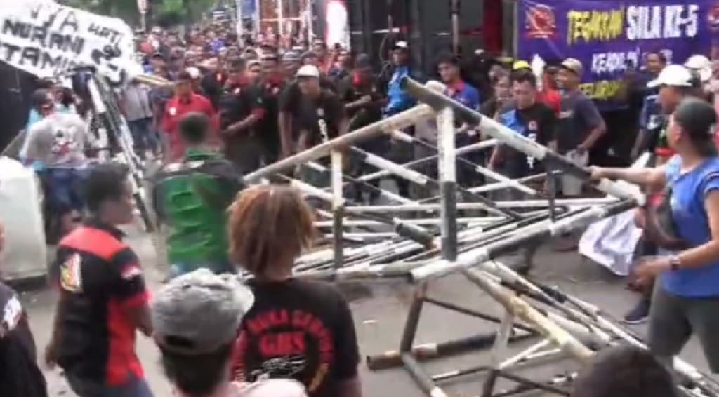Demo Sopir Truk Tolak Pembatasan Solar di Surabaya Ricuh, Jebol Pagar dan Lumpuhkan Jalan