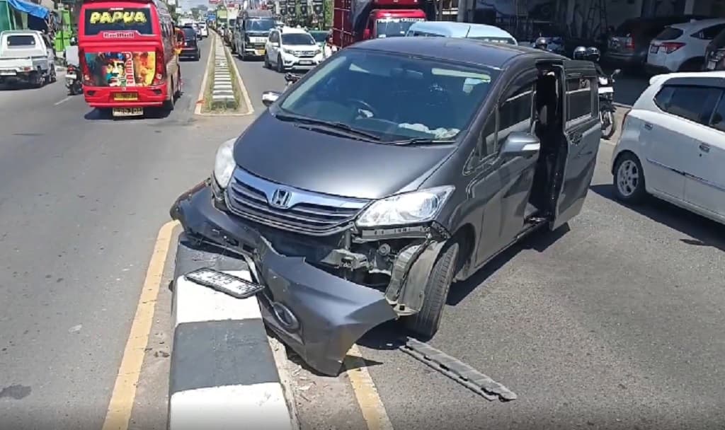 Kecelakaan Beruntun 3 Kendaraan di Pantura Cirebon, 2 Pemotor Luka Parah