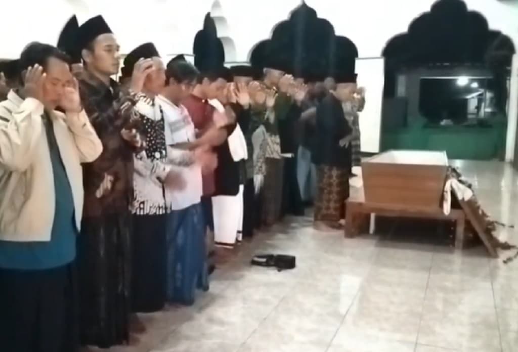 Jenazah Mia Citra Korban Kecelakaan Kereta Bekasi Timur Dimakamkan di Ngawi
