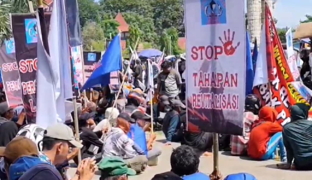 Demo Tolak Revitalisasi Tambak, Petani Indramayu Hadiahi Biawak ke Bupati Lucky Hakim