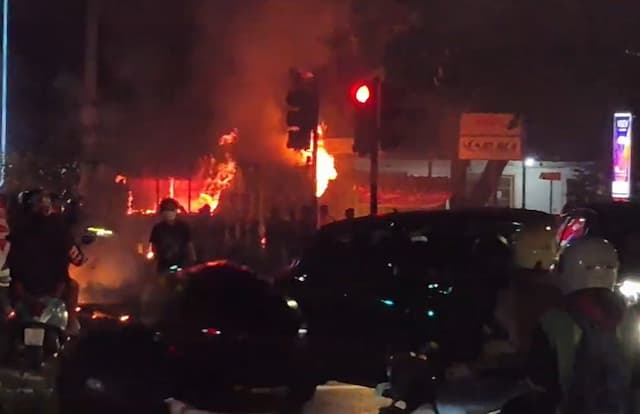 Demo Buruh di Bandung Ricuh, Massa Berbaju Hitam Rusak Pos Polisi dan Videotron