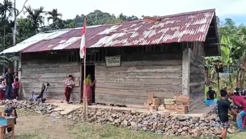 Bangunan SD di Tanggamus Memprihatinkan, Siswa Belajar di Tengah Kebocoran