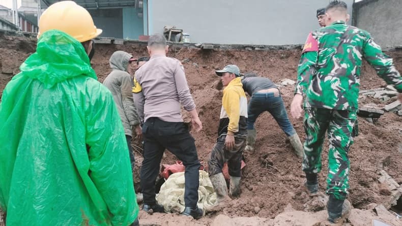 Tragis! Pekerja Tewas Tertimbun Longsor di Cianjur