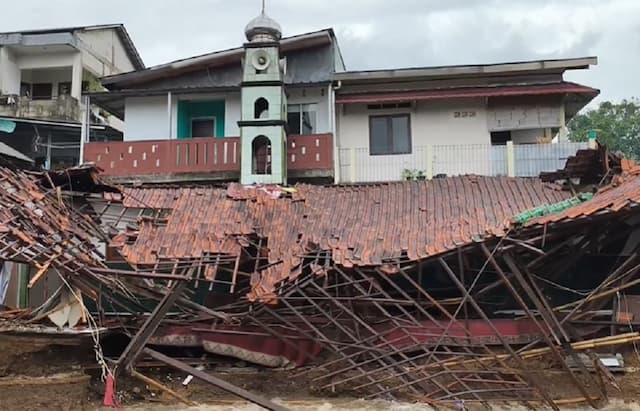 Banjir Luapan Sungai Cikaret Bogor, 2 Masjid dan Jembatan Ambruk