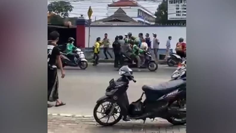 Viral! Tarik Paksa Motor Milik Perempuan, Debt Collector Nyaris Diamuk Massa di Depok