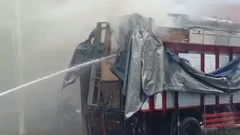 Truk Mebel Terbakar di SPBU Sedati Gede Sidoarjo, Warga dan Pengendara Panik