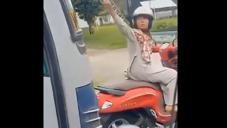 Viral! Pemotor Guru Perempuan di Magetan Adang Bus Terobos Lampu Merah