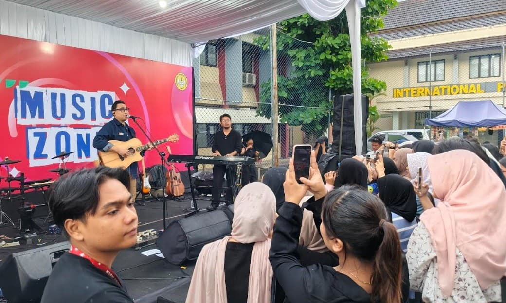 Penampilan Adhitia Sofyan Hangatkan MusicZone ICC Unsoed