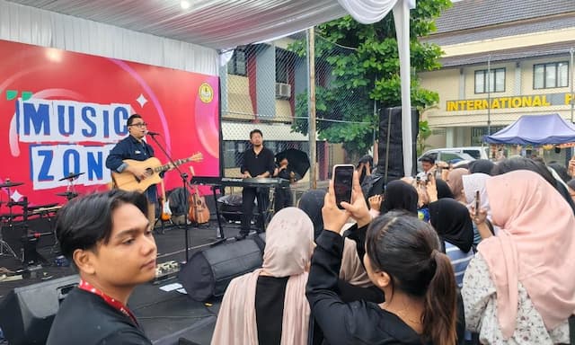 Penampilan Adhitia Sofyan Hangatkan MusicZone ICC Unsoed