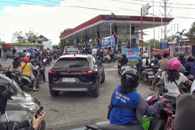 Antrean BBM Mengular di Palangka Raya, Warga Rela Tunggu Berjam-jam