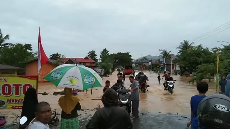 Banjir Rendam 8 Desa di Luwu, Jalur Trans Sulawesi Macet