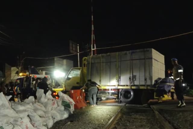 Truk Mogok Tepat di Rel Kereta Api Madiun, Sejumlah Perjalanan KA Terganggu